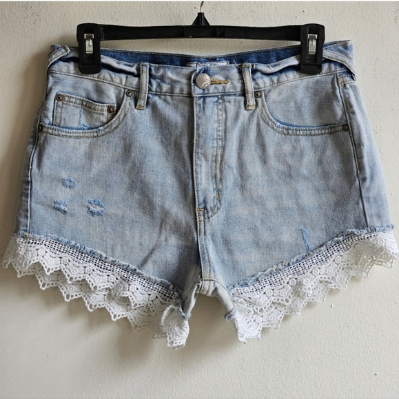 - FREE PEOPLE DISTRESSED CROCHET LACE TRIM JEAN SHORTS SIZE 27 - Picture 1 of 1